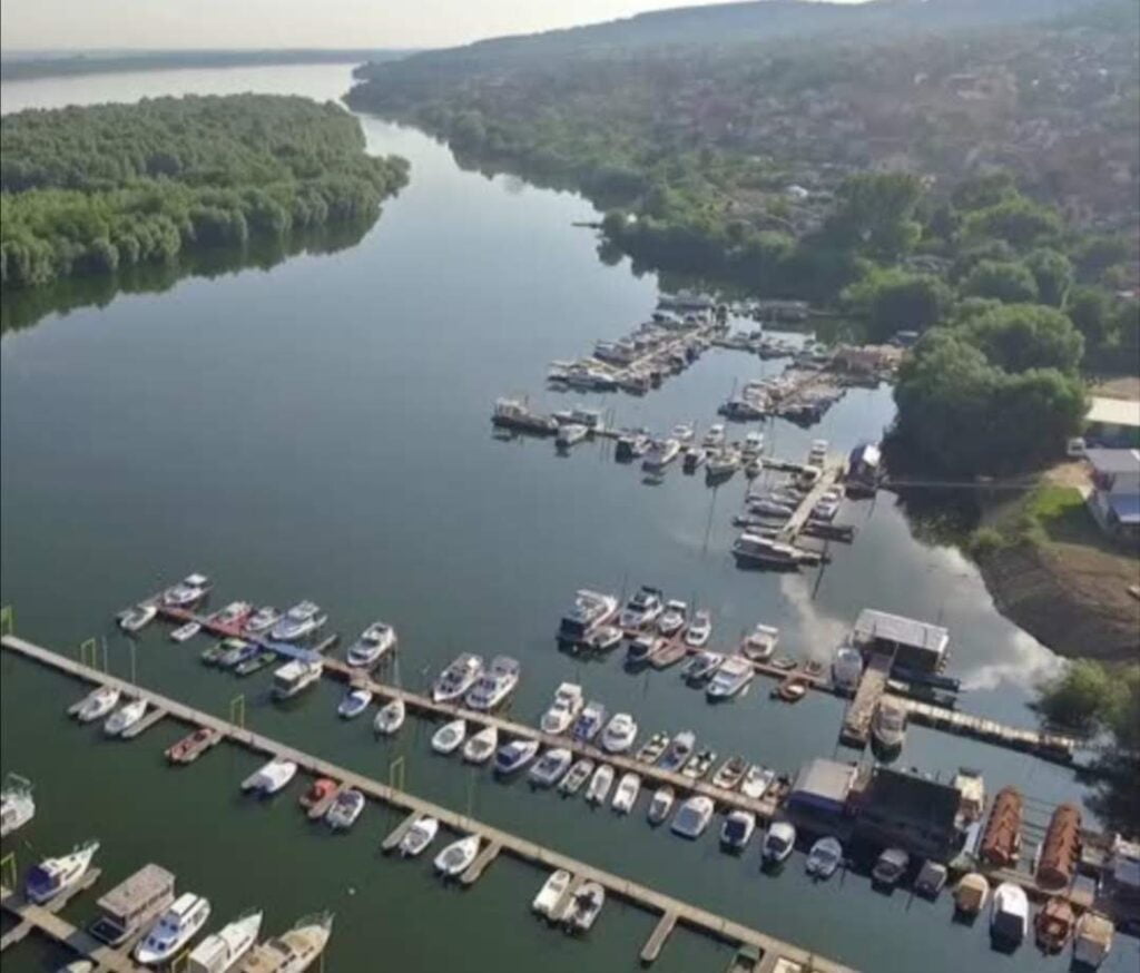 Marina u rukavcu Dunava na Ada Huji
